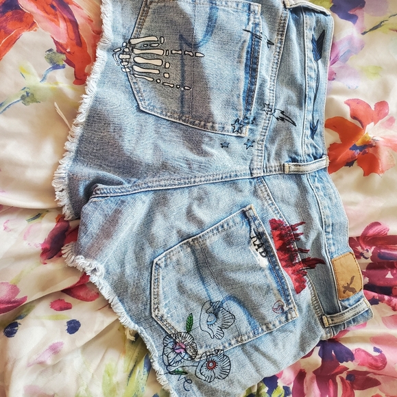 Embroidered shorts - Picture 2 of 2